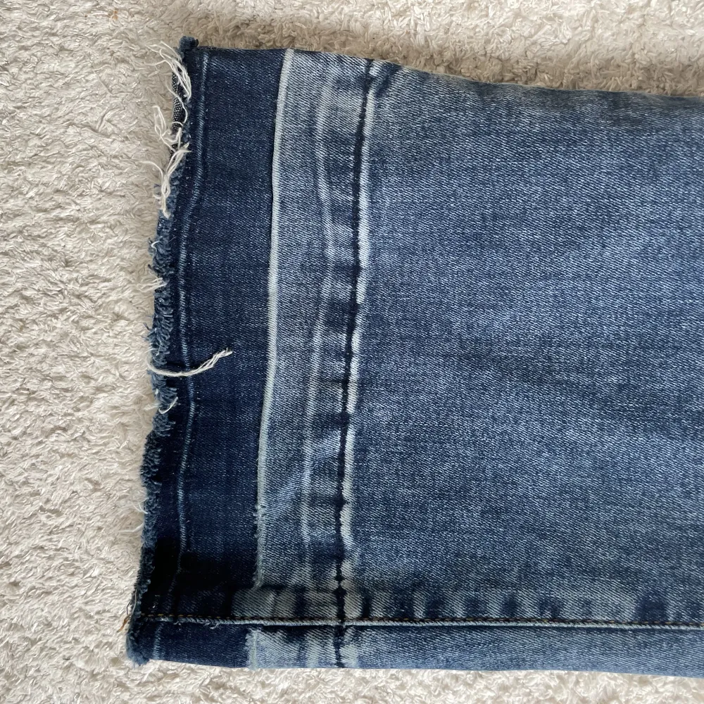 Intressekoll på mina fina LTB jeans! W27 L32, har sprätt upp längst ner på byxan för att få dem längre, är ca 170 cm! Betalning via swish och köparen står för frakten!💕säljer endast för ett bra pris!. Jeans & Byxor.