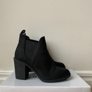 Svarta boots - Boots från H&M. Nyskick. Strl 37 med 8,5cm i klack.