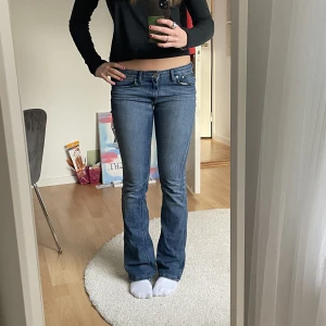 Blåa jeans - Säljer dessa superfina lågmidjadejeans som jag köpt secondhand! Storlek 29/34 och passar till någon som är runt 170 cm. Skriv för mer info! Betalning via swish och köparen står för frakten💗
