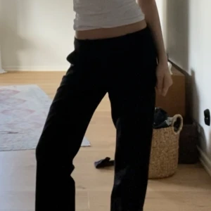 Kostymbyxor från ESPRIT - Säljer dessa perfekta kostymbyxor från ESPRIT som är mid/low waist. De är egentligen mid men sitter low på mig eftersom de är lite stora. Bra skick inte använda mycket alls! Nypris är 700kr. Köpare står för frakt💕
