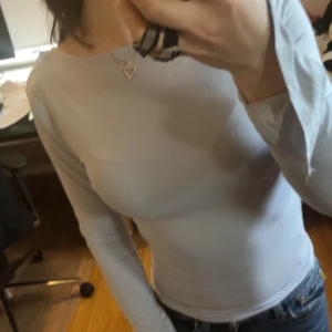 Långärmad topp/tshirt med slits - Långärmad topp/tshirt med slits vid slutet av ärmarna. Går att ha bakochfram också som på första bilden. Ursprungligen från Ginatricot, inga defekter. 