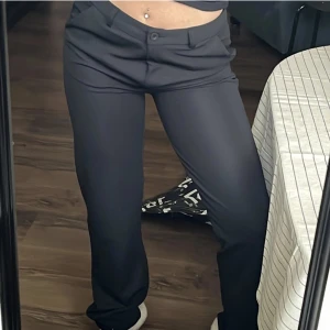 Kostymbyxor  - Kostymbyxor💘 nästan aldrig använda💘 snygg passform och passar bra i längd på mig som är 170cm💘straight leg💘 fler frågor svarar jag gärna på privat💘