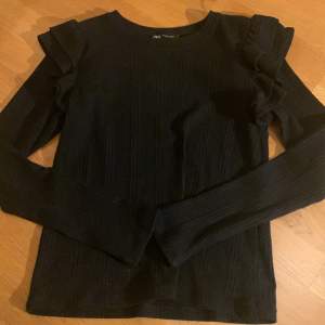 Säljer min jätte fina volang tröja från zara då den är för liten (nästan helt oanvänd) i superfint skick.❤️