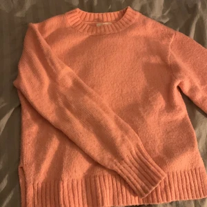 Stickad tröja - Fin stickad tröja från hm med slits💓kontakta för frågor eller intresse