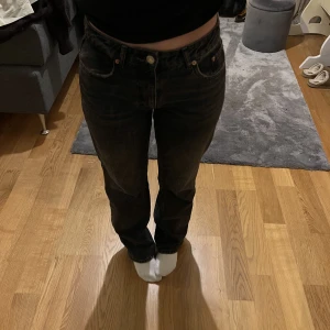 Zara jeans - Säljer dem trendiga zara jeansen, de absolut bästa jeans jag haft men tyvärr blivit för små- i nyskick!