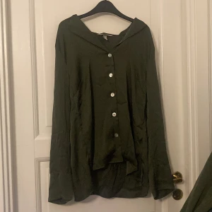 Grön blus hm - Fin mörkgrön blus från hm. Knappt använd och i fint skick.