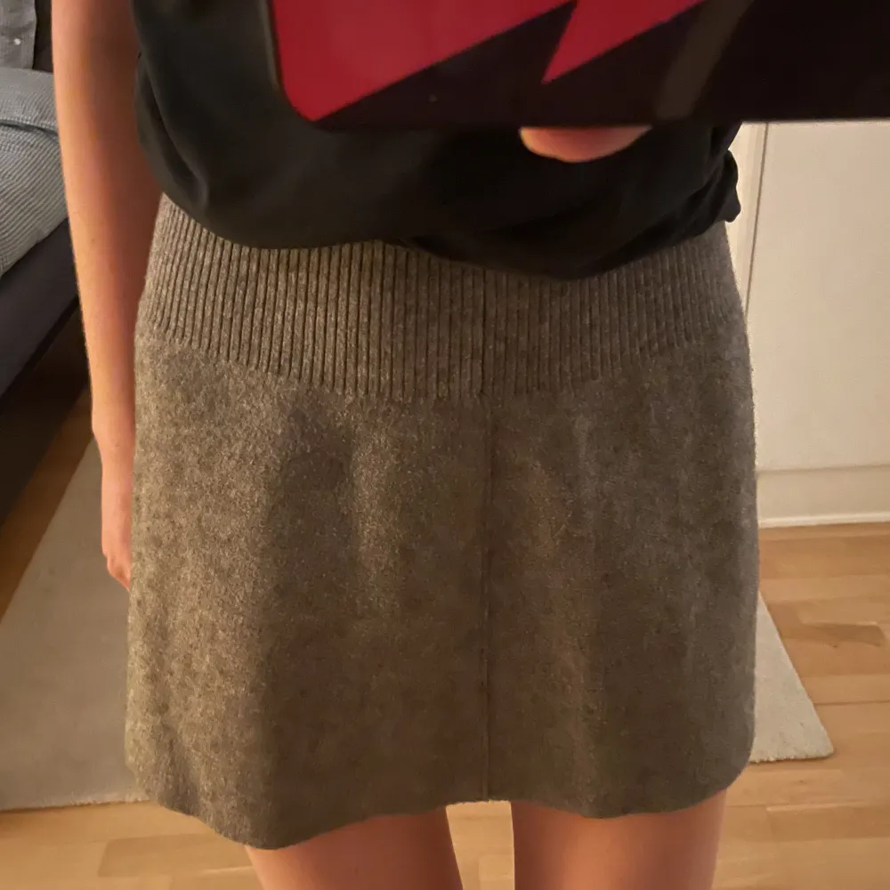 Så fin stickad kjol från Zara!! Har använt endast två gånger så ser ut som ny👌🏻  (Priset kan diskuteras). Kjolar.
