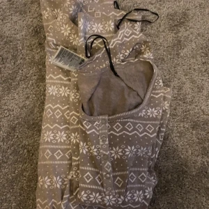 Mysig pyjamas  - Säljer min fina pyjamas från H&M eftersom jag inte använder den. Använd ca 3 gånger.  Storlek S Köparen står för frakt!💞