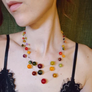 Halsband  - Unikt halsband med kulor i olika färger. Finns liknande i rosa och passande örhängen till. 50kr/st + frakt, paketpris kan diskuteras 😊