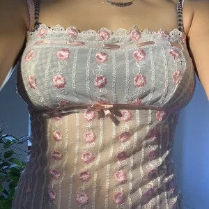 Snygg topp - Jättesnygg topp med fina detaljer. Okänt märke