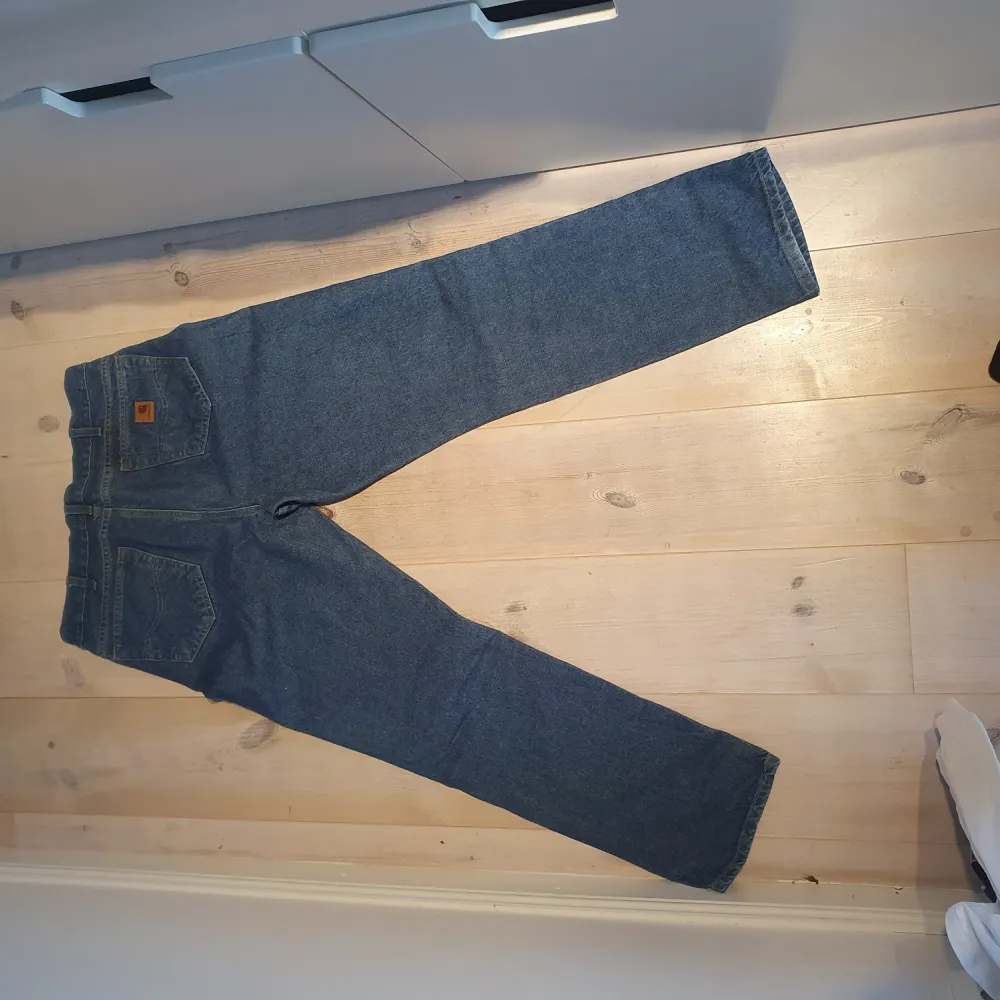 Tvärfeta Carhartt jeans jag köpte på Seams vintage för en månad sedan. Passformen är straight fit/ något baggy (tänk 501's). Måtten är 32 midja 34 längd. Stackar sjukt najs på sneakers och jeansen är i perfekt kondition. Kom dm för bud eller fler bilder.. Jeans & Byxor.