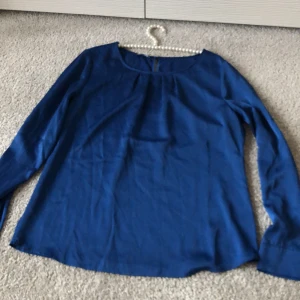Blå blus - Säljer denna super fina blå silkes blusen. Super fin i kragen och verkligen perfekt! 💙