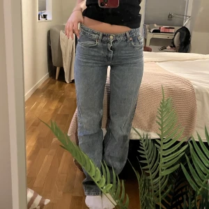 Zara jeans - Intressekoll på mina mina Zara mid rise jeans i storlek 36 som är slutsålda!!😜BUDA PÅ!!!❣️❣️❣️obs frakt tillkommer