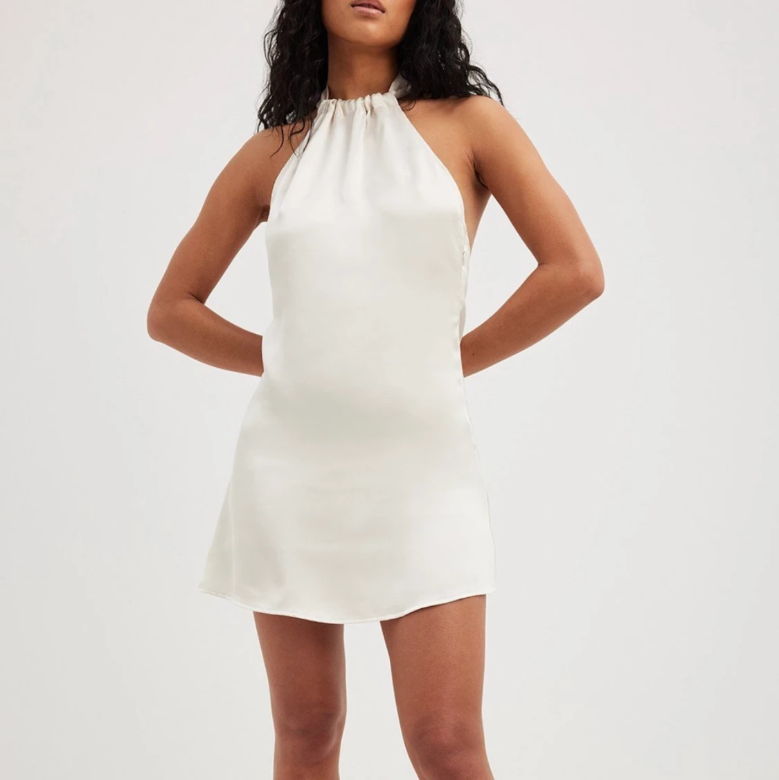 Miniklänning i satin halterneck