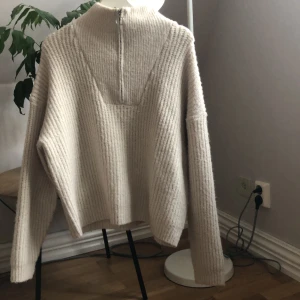 Stickad tröja - Jättefin stickad tröja från New yorker! Använd endast 1 gång. Säljer då den är lite för stor för mig. Storlek M🥰