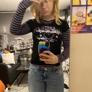 långärmad tröja - en jätte fin knappt använd långärmad t-shirt! vintage! den är jätte bekväm och har fint material! tyvärr inte kommit till så mycket användning!