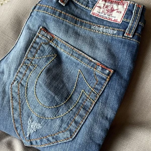 True Religion jeans - Jeans i fint skick köpta second hand i Nyc. 💓  Midjemått omkrets 74  Innerben 83