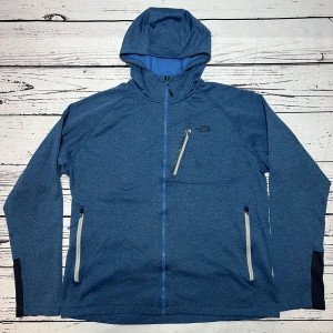 The North Face Fleece Hoodie Blå - Märke: The North Face  Typ: Fleece Hoodie  Färg: Blå  Kroppstyp: Unisex  Skick: Bra     Sparande av miljö  29x lägre utsläpp jämfört med ny vara  Sparat vatten ca 300 liter  Sparat CO2 ca 6.5 kg