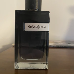YSl parfym - Använd tre gånger 100ml flaska. Fick i julklapp men behöver inte parfymen