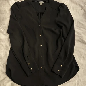 Skjorta  - Skjorta som är nästan som ny. 
