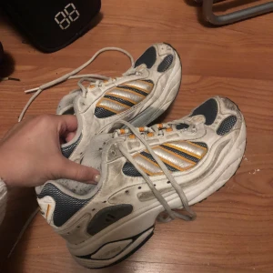 Adidas sneakers  - Vintage sneakers från adidas! Köpta secondhand, endast använda 2-3 gånger efter det. Tecken på användning men inga tydliga slitage. 