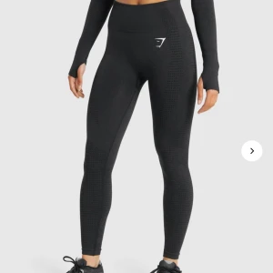 Gymshark tights - svart - Vital seamless 2.0 Gymshark tights Storlek: xs Skick: Bra skick!! Ordinarie pris: 549kr Frakt tillkommer!