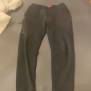 Nike tech  - Jag säljer nu mina sprillans nya Nike tech byxor använda 3 gånger och går för både män o kvinnor dom är helt underbara och jätte fina ❤️