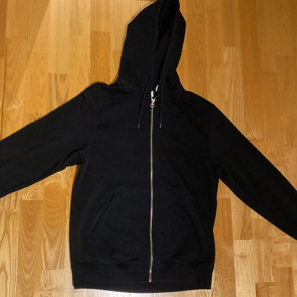 Säljer en svart zip hoodie från weekday i storlek xs. Den är använd två gånger, fortfarande i nyskick, inga fläckar eller märken. Skicka dm för frågor eller fler bilder. Köparen står såklart för frakten.. Hoodies.