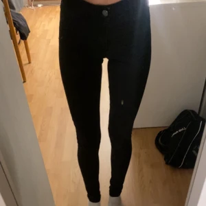 Jeans - Svarta skinny jeans i storlek Xs. Bra skicka aldrig använda i min ägo
