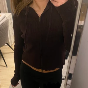 Stickad hoodie  - Mörkbrun ”kabelstickad” huvtröja som knappt är använd⭐️