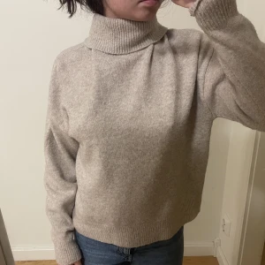 Tröja  - En polo tröja som inte kommer till användning. Sticks inte alls super skön. Säljer pågrund av att jag inte använder den längre 