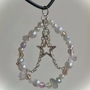 Ett superfint hänge med rosenkvarts och glas pärlor med en liten stjärna som är så trendigt just nu! Jag älskar stjärnor  Fri frakt!