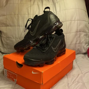 Nike air vapormax 2021 FK - Använt dom 5 till 10 gånger men dom är i väldigt bra skick.storlek 37,5  Eller 23,5 cm 