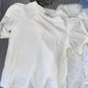 Topp Na-kd - Så fin vit topp från NA-KD. Aldrig använd, stl XS.🤍 100kr + frakt 🤍👍🏼