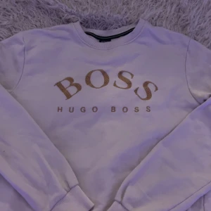 Hugo boss tröja - Vit Hugo boss tröja i storlek s bra passform nytt skick, pris kan diskuteras.