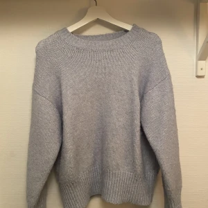 ljus blå stickad  - Säljer min fina ljus blåa stickade tröja från zara. Den säljs inte längre💕 Den är super varm och passar upp till stl L skulle jag säga. Perfekt nu till vintern. Den är i helt ok skick och är använd några gånger❤️