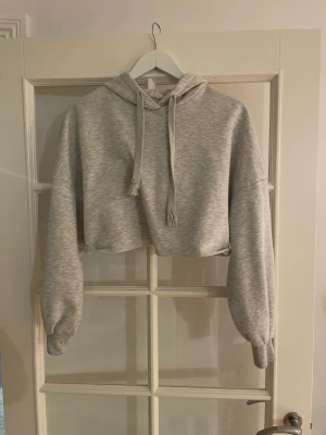 Kort hoodie - Jättefin hoodie, magtröja i modellen och nyskick.