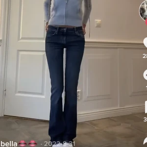 Low waist jeans - Säljer mina lowwaist zara jeans, använda ett fåtal tillfällen, slutsålda, stretchiga❤️