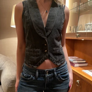 Grå jeansväst - Släpps 🤍söndag den 29 januari 🤍på vår hemsida som hittas i vår IG profil: Utvaltuf ❤️ SAVE THE DATE!