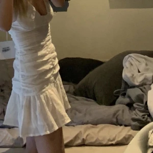 Studentklänning  - Klänning från Hello Molly i nyskick. Endast använd en gång. Perfekt som studentklänning och till sommaren. Köptes för ca. 800 Pris kan diskuteras 🥰