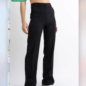 Kostymbyxor Madlady  - Svarta kostymbyxor från Madlady i storlek 36! Mina absoluta favoritbyxor & säljs pga jag har flera stycken… nypris 600 men säljs för 90 då jag använt dom några gånger 🤍