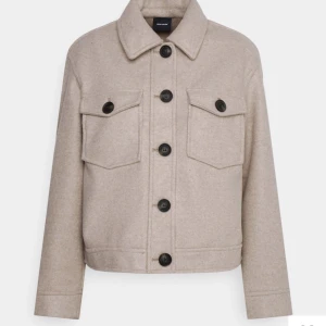 Kappa - Kappa från vero Moda väldigt bra skick  storlek L men liten i storlek💕