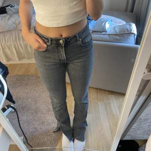 Säljer dessa gråa jeans med slits, storlek 38 och i jättebra skick utan en liten rispa som knappt syns. Köparen står för frakten & hör av dig för fler bilder ❤️