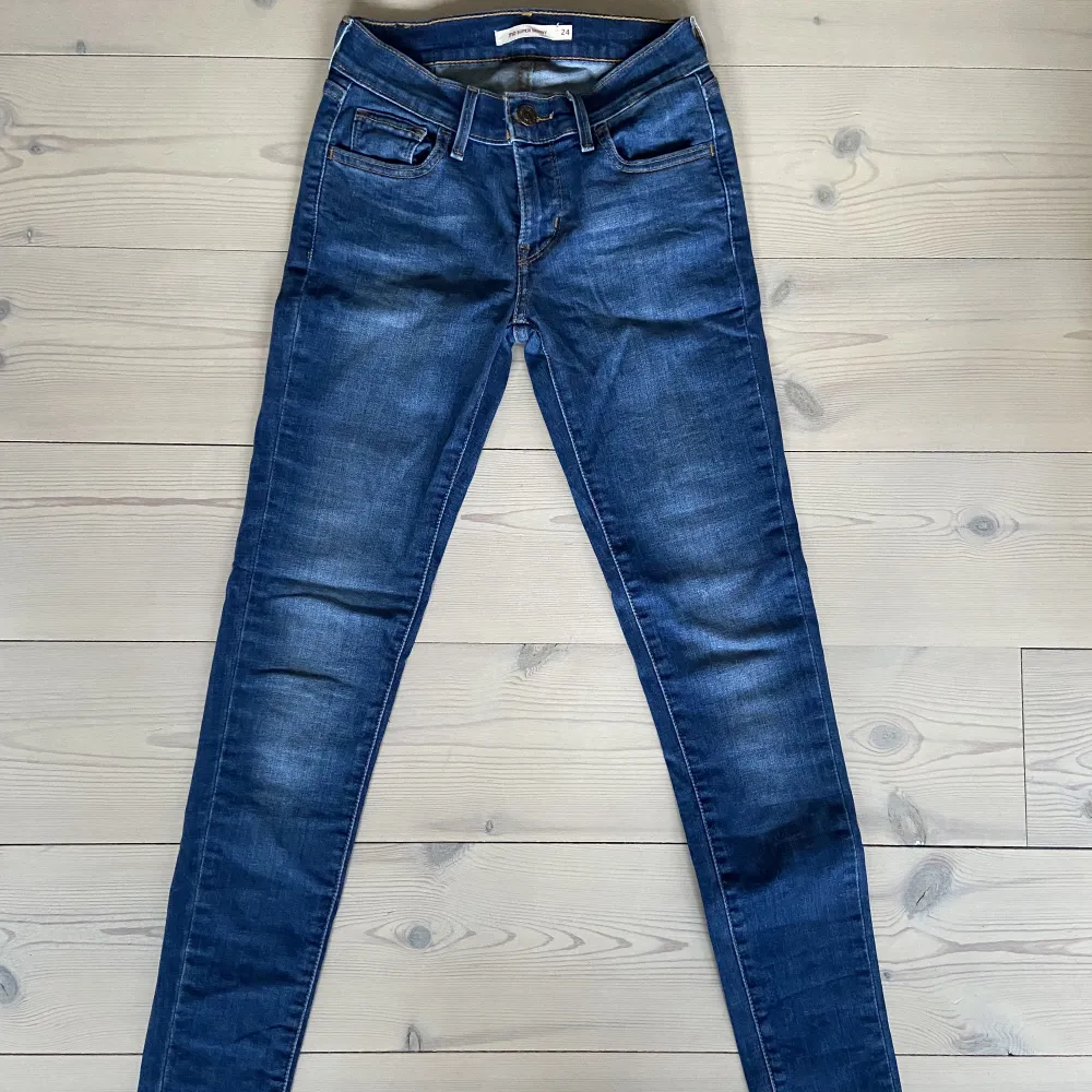 Ett par levi’s 710 super skinny jeans i superfint skick som är sparsamt använda. . Jeans & Byxor.