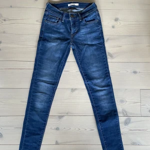 Levi’s 710 - Ett par levi’s 710 super skinny jeans i superfint skick som är sparsamt använda. 