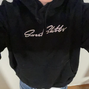 Mysig hoodie - En snygg hoodie. Säljer endast för att jag har växt ur den. Inga hål bara tappat lite passform vilket ger en svag vintage vibe. 7/10 skick