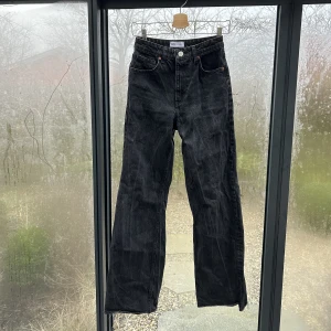 Svarta jeans från Zara - Ett par svarta jeans från Zara, långa i längden så perfekt om man gillar långa byxor! Inget sönder💘🤗