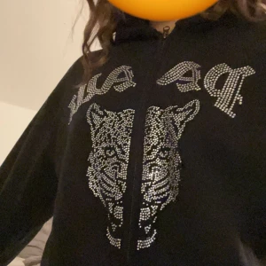 Svart paaw hoodie  - jag säljer en jättefin paaw tröja, jag säljer pga behlcer spara pengar. Som ny👌🏽👌🏽det kommer fler bilder i annonsen men ni kan oxå skriva och fråga om fler bilder!💗💗💗