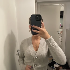 stickad tjocktröja  - superfin grå stickad tröja med vackra knappar. I storlek xs från hm i stretchigt material🫶🏼