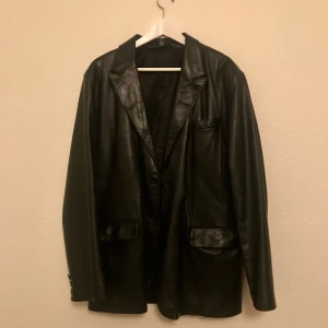 Skinnjacka - Jättefin och skön skinnjacka i kavajmodell! Äkta skinn, och sparsamt använd. Storlek är L (M för oversize modell) och pris är 450kr. Skriv gärna om du vill ha mer bilder/detaljer! 